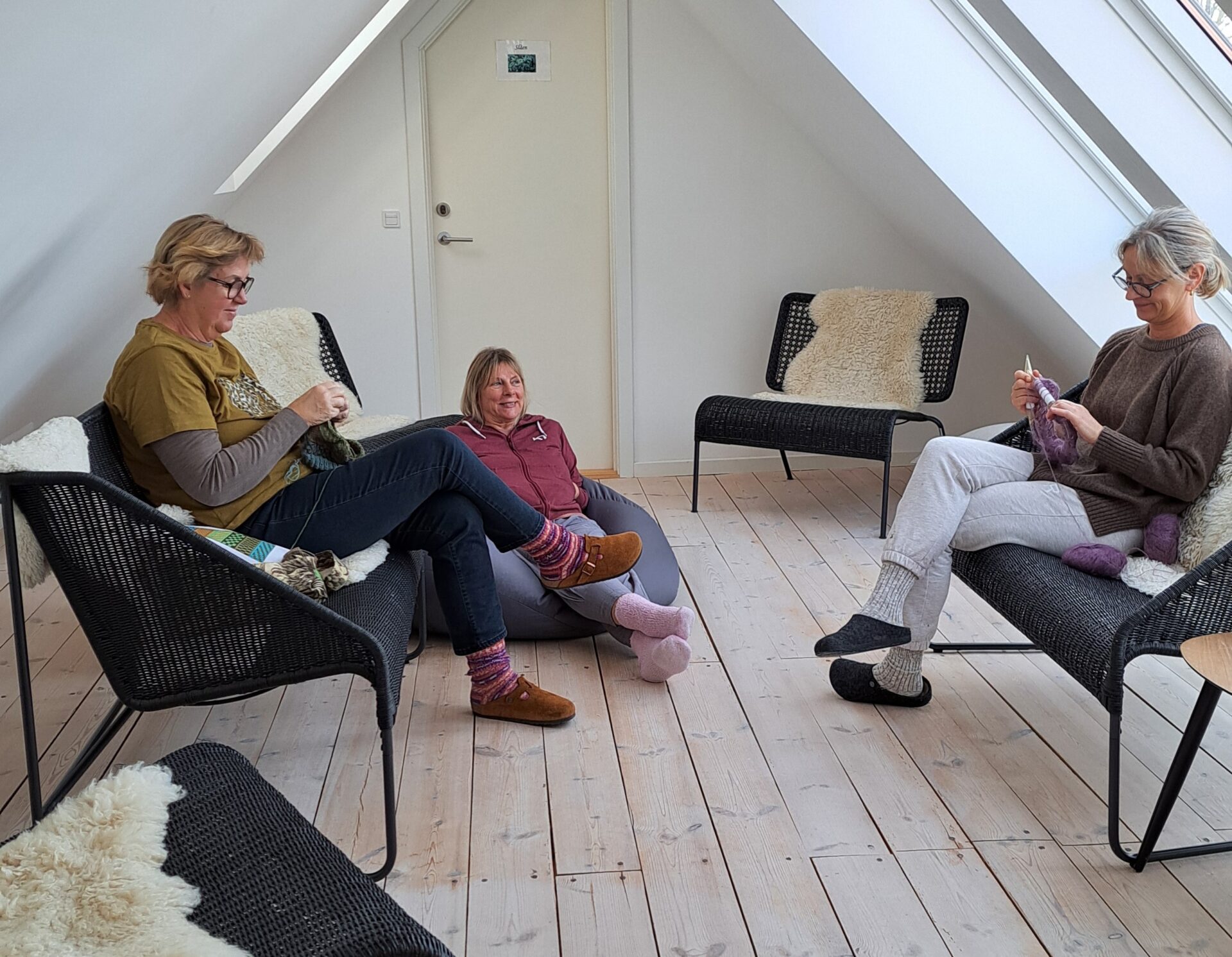 Christina laver Tuck Toe på stranden