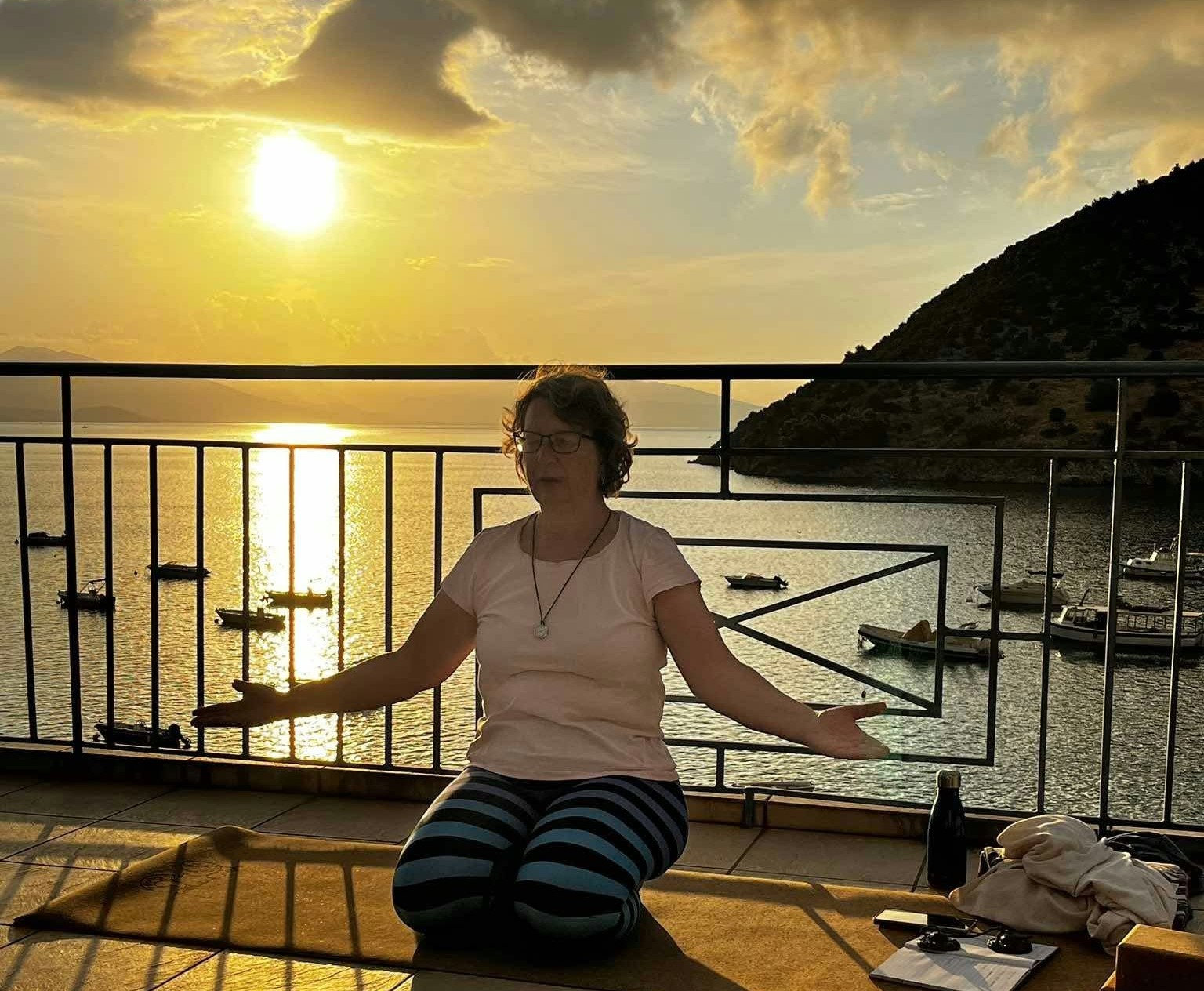 Christina laver Tuck Toe på stranden